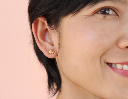 18k gold stud diamond cut earrings