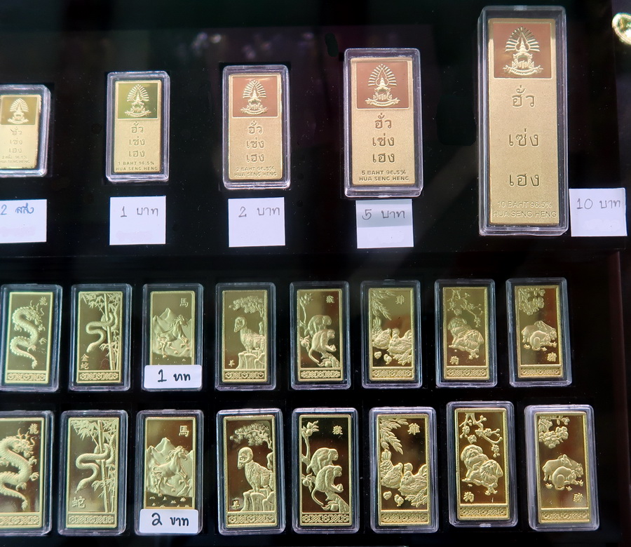 Selection og 96.5% Thai gold bars in the gold shop