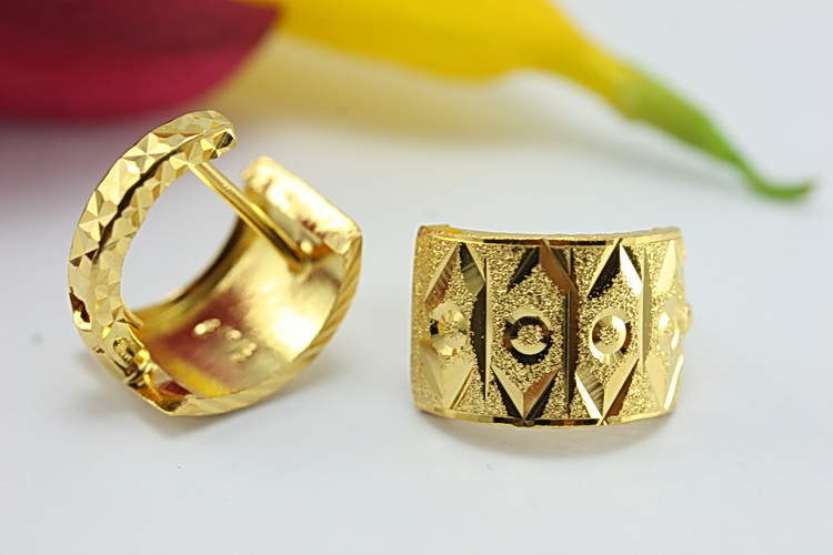 Thai 18k Gold Earrings Solid On Line 15 Years Exporter E 101 Solid 18k Gold Lever Back Earrings Textured And Diamond Cut Accents Highlight This Earring Design From Thailand Weight Is 2 Grams